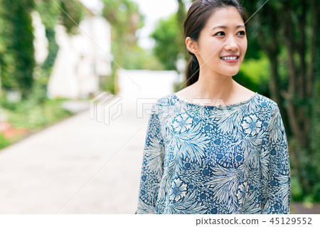 Women go out 45129552