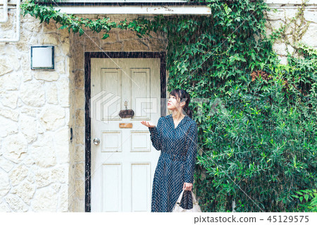 女人雨外面 45129575