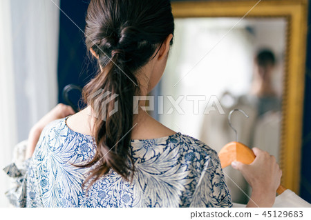 Woman Changing clothes Clothes Mirror Matching 45129683