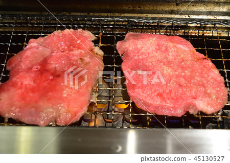 One person grilled meat 45130527