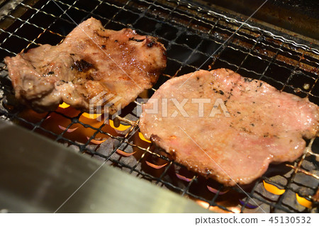One person grilled meat 45130532