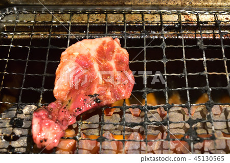 One person grilled meat 45130565