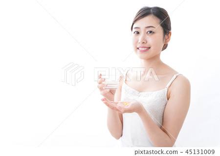 Women who take medicines and supplements 45131009