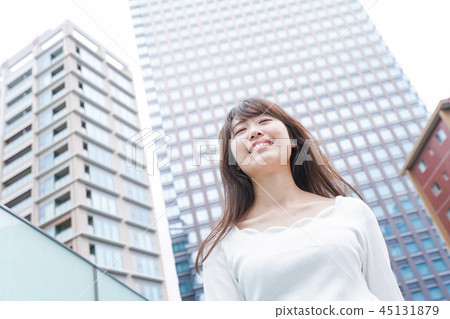 走在城市的一名婦女 45131879