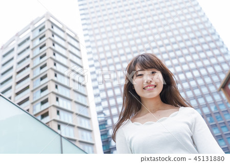 走在城市的一名婦女 45131880