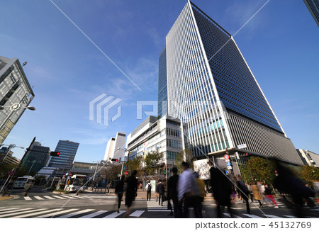 日本的東京都市風景摩天大樓出現在田町站前 日本的東京都市風景摩天大樓出現在田町站前 45132769