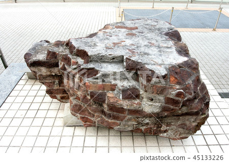 前日本帝國軍東京砲兵工廠廢墟的基礎磚 45133226