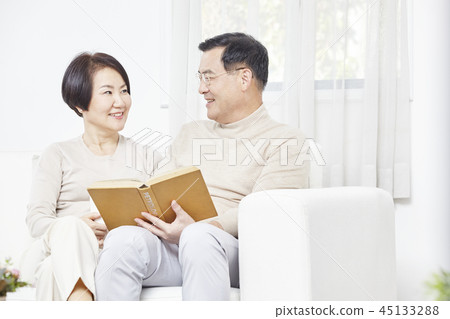 閱讀,客廳,情侶 閱讀,客廳,情侶 45133288