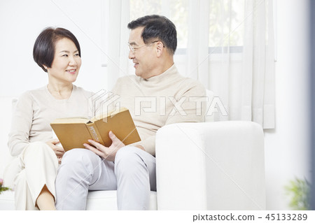 閱讀,客廳,情侶 閱讀,客廳,情侶 45133289