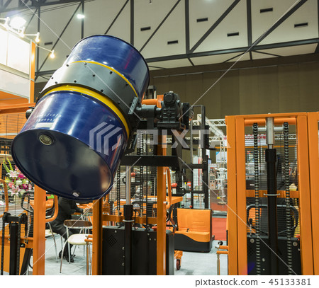 Drum lifted by drum stacker Drum lifted by drum stacker 45133381