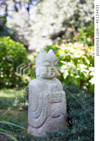 Stone statue, botanical garden 45133433