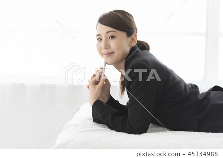 Woman relax smartphone 45134988