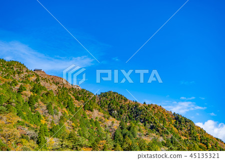 三重縣Goseisho-dake鈴鹿天際線秋葉從Takehira Pass看到的山頂 45135321