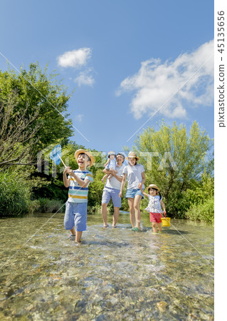 一家五口在河裡玩 45135656