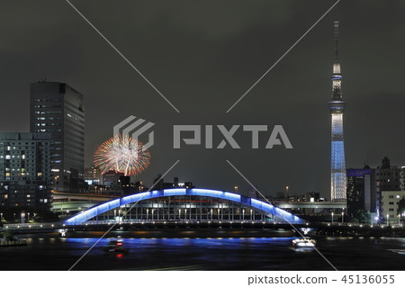 從中央大橋（隅田川煙花匯演）看到的天空樹和煙花 45136055