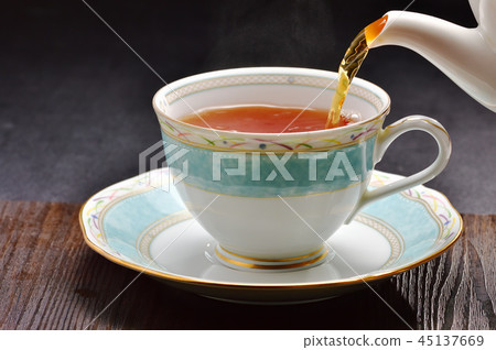 Pour the tea Pour the tea 45137669
