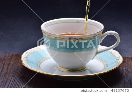 Pour the tea 45137670