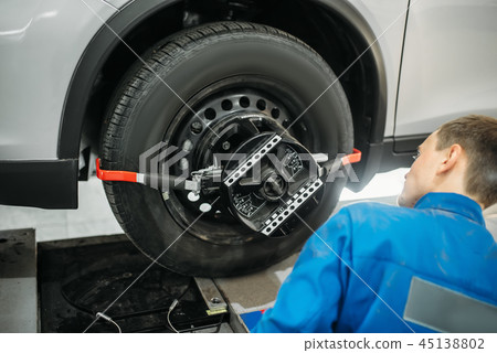 Mechanic adjusts collapse of convergence stand Mechanic adjusts collapse of convergence stand 45138802