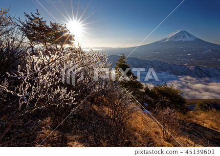 在早上的Misaka山區和富士山的西湖以及雲海的Yukitogatake山的冰 在早上的Misaka山區和富士山的西湖以及雲海的Yukitogatake山的冰 45139601