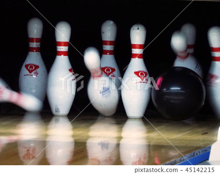Ball hitting a bowling pin 45142215