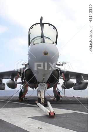 美國海軍艦載的EA-6B徘徊者電子戰機停泊在航空母艦的駕駛艙 美國海軍艦載的EA-6B徘徊者電子戰機停泊在航空母艦的駕駛艙 45143539
