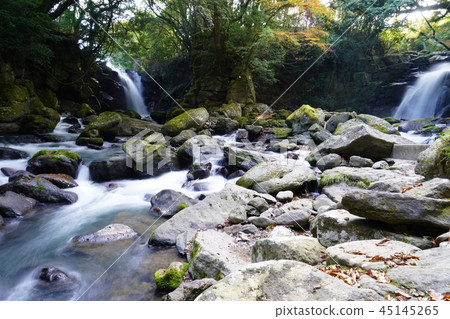 麻生夫婦瀑布兩條河流和瀑布合併為一體 45145265