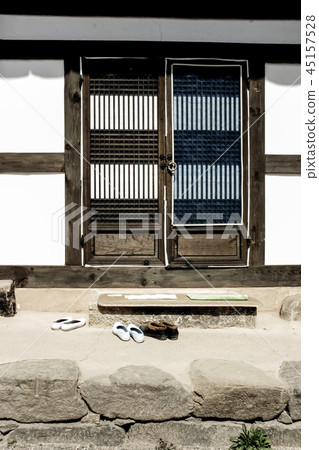 Hanok, traditional door 45157528