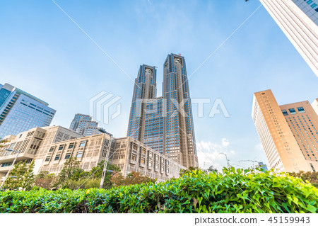 在西新宿附近的都市風景在晴朗的秋天 在西新宿附近的都市風景在晴朗的秋天 45159943