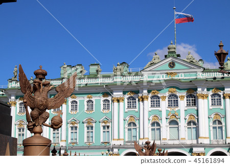 從宮殿廣場看到的冬宮博物館 從宮殿廣場看到的冬宮博物館 45161894