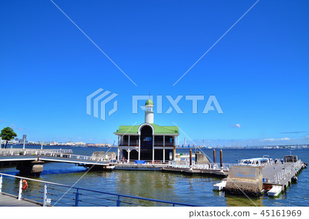 在橫濱港和Purisan橋上建造的鎚頭起重機漂浮在海中 45161969