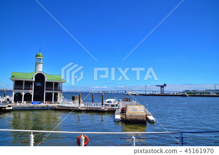 Hammerhead crane constructed at Yokohama Port and Purisan Bridge floating in the sea 45161970