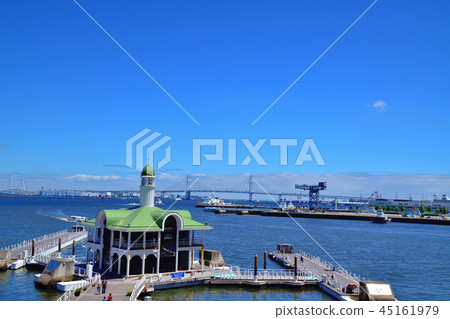 Hammerhead crane constructed at Yokohama Port and Purisan Bridge floating in the sea 45161979