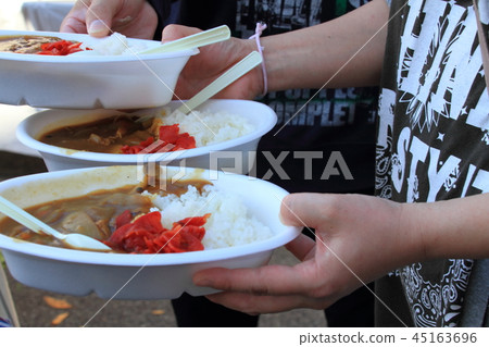 一個人在節日里拿出彩色的米飯 45163696