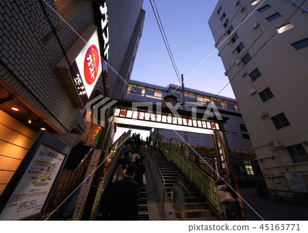 日本的東京都市風景我想看到通往JR日暮里站（南檢票口）和京成電鐵日暮站（南檢票口）的樓梯 45163771