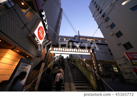 日本的東京都市風景我想看到通往JR日暮里站（南檢票口）和京成電鐵日暮站（南檢票口）的樓梯 45163772