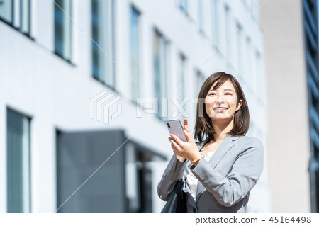 辦公室鎮衣服的婦女與智能手機OL西裝畫象Recruit 45164498