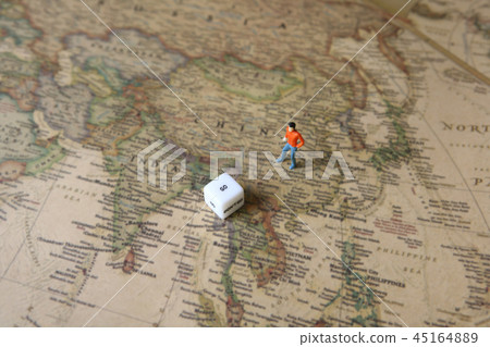 有模子的微型人在世界地圖背景 有模子的微型人在世界地圖背景 45164889