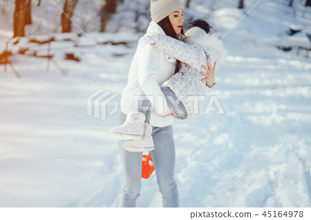 Mom and daughter 45164978
