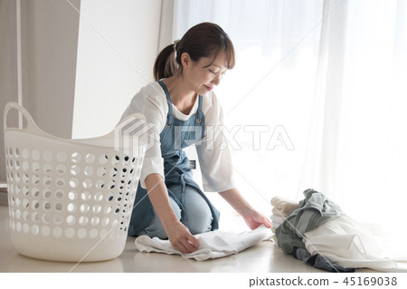 她30多歲折疊洗衣店的家庭主婦 45169038