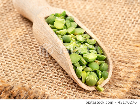 Dry green peas in scoop Dry green peas in scoop 45170270