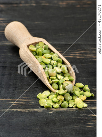Dry green peas in scoop Dry green peas in scoop 45170271