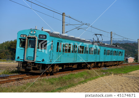 在和歌山線上運行的105系列普通兩車 在和歌山線上運行的105系列普通兩車 45174671