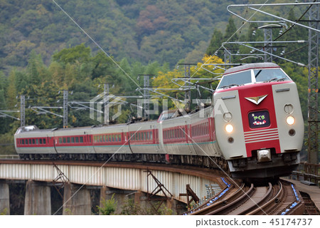 Series 381 L Limited Express Yakumo 7 both running on the line 45174737