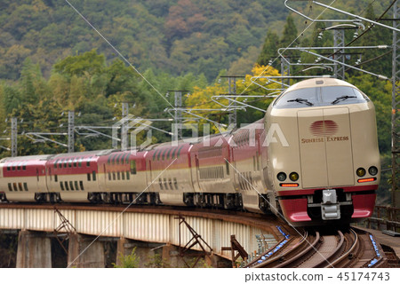 系列285臥舖快速出雲沿著歐比線運行 45174743