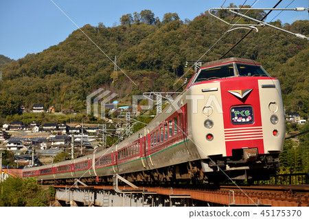 Series 381 L Limited Express Yakumo 7 both running on the line 45175370