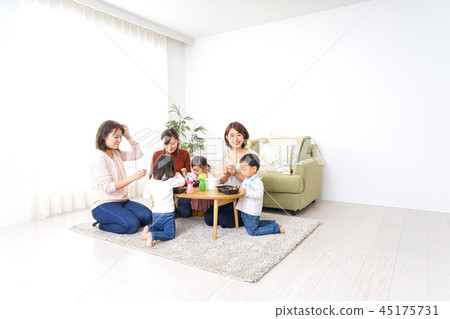 吃米飯的孩子和母親 45175731