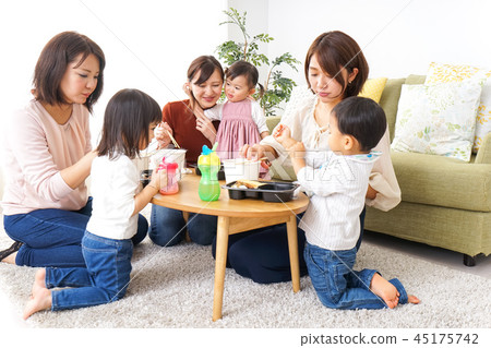 吃米飯的孩子和母親 45175742