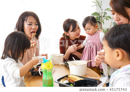 吃米飯的孩子和母親 45175743