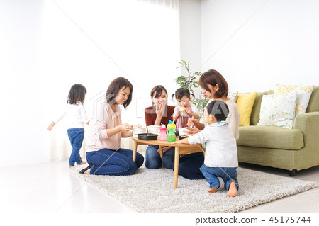 吃米飯的孩子和母親 45175744