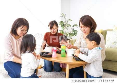 Children and mothers who eat rice 45175776